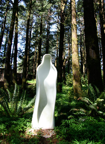 Photo front on sculpture in forest